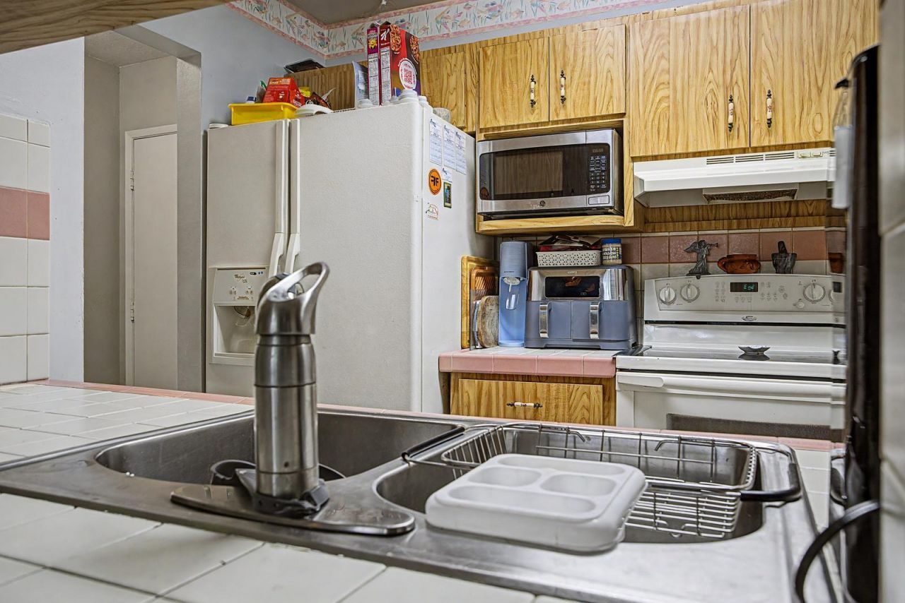 240 W Park Drive, Unit 201-4, Miami, FL 33172 Photo