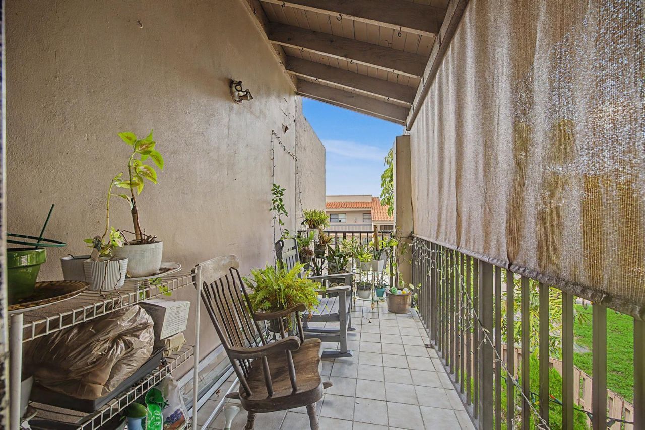 240 W Park Drive, Unit 201-4, Miami, FL 33172 Photo