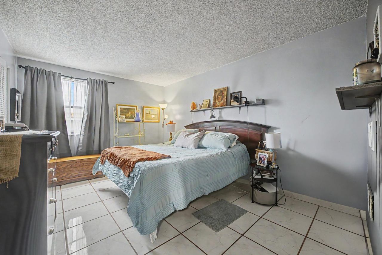 240 W Park Drive, Unit 201-4, Miami, FL 33172 Photo