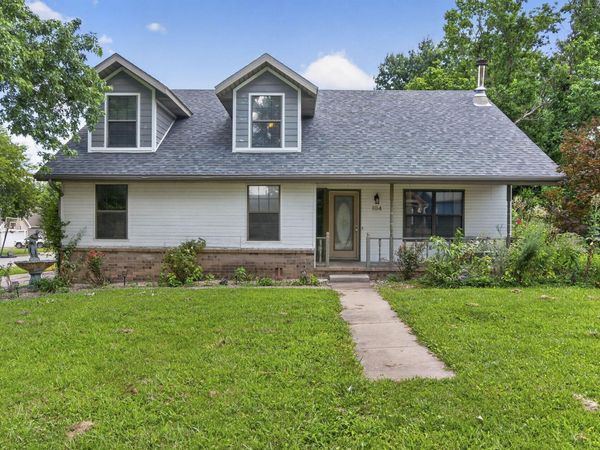 104 N Market Street , Nixa, MO 65714