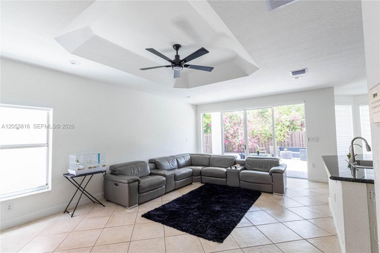 10873 NW 71st St , Doral, FL 33178 Photo