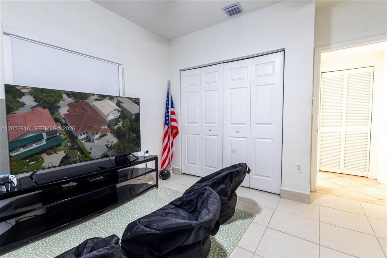 10873 NW 71st St , Doral, FL 33178 Photo
