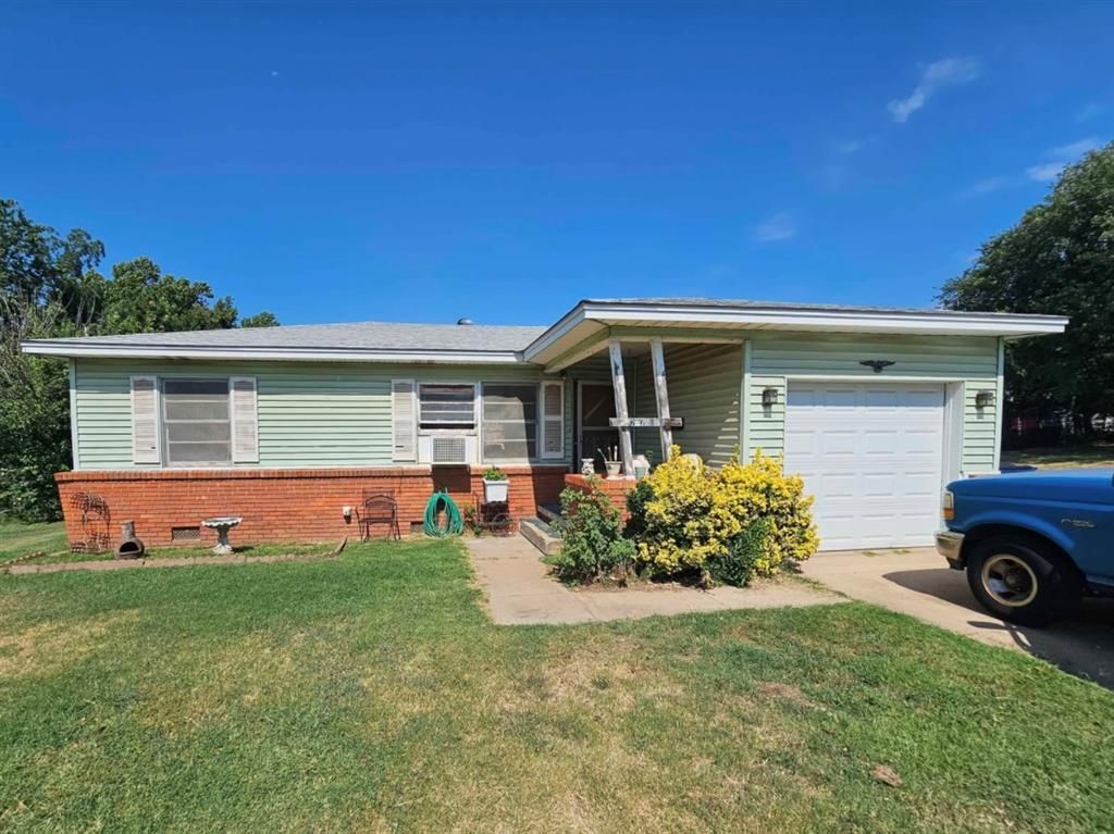 2202 S 13th Street, Chickasha, OK 73018 Main Photo