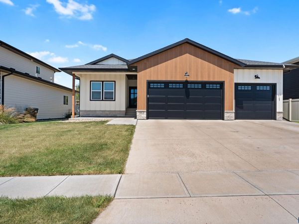 612 E Lakeview Dr, Brandon, SD 57005