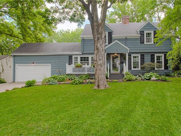 8751 Sleepy Hollow Road, Kansas City, MO 64114