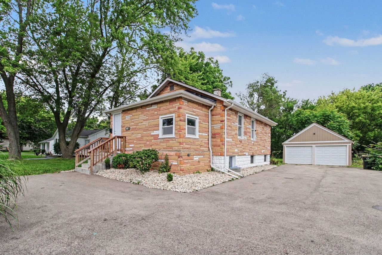 208 W Nippersink Road , Round Lake, IL 60073