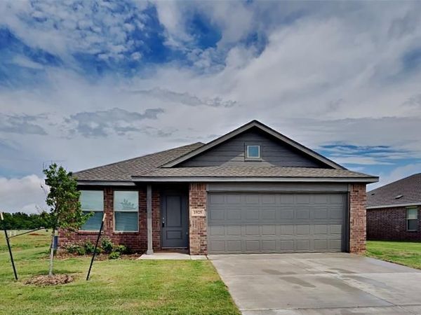 1925 Honey Locust Drive, Mustang, OK 73128