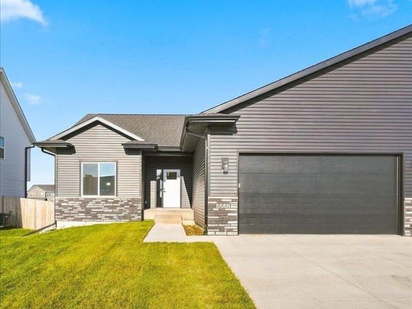 1514 REDWOOD DRIVE, Muscatine, IA 52761