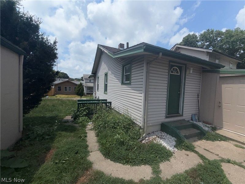818 Halter Court NW, Canton, OH 44708 Photo 2