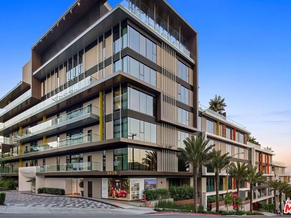 8420 W Sunset Boulevard, Unit 405, West Hollywood, CA 90069