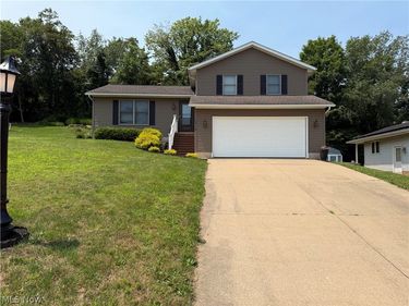 1016 Thomas Drive SW, New Philadelphia, OH 44663