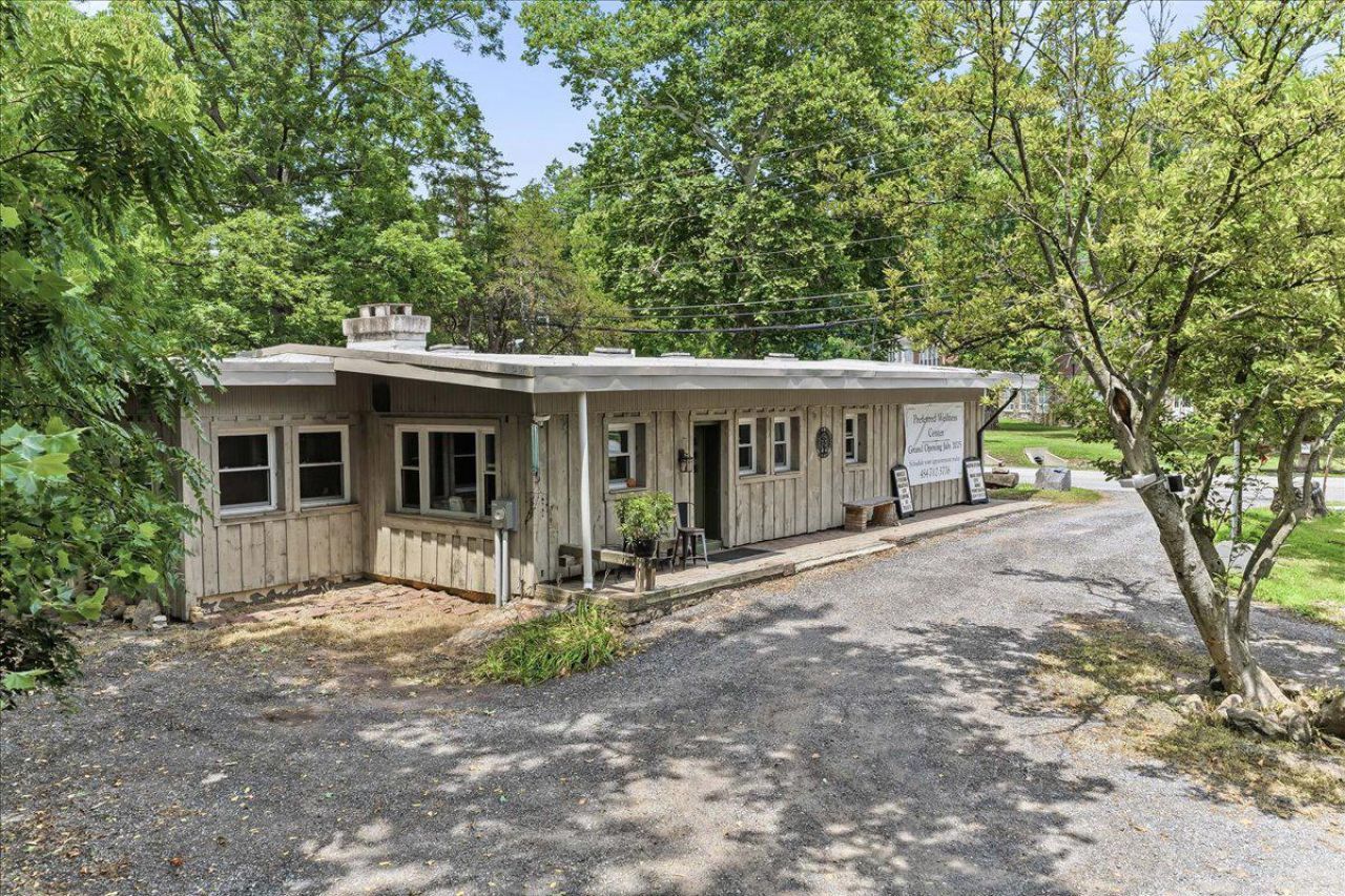 3671 SAINT PETERS ROAD, ELVERSON, PA 19520