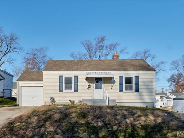 3135 La Vista Drive, St Ann, MO 63074