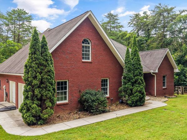 3727 Fox Creek Rd, Louisville, TN 37777