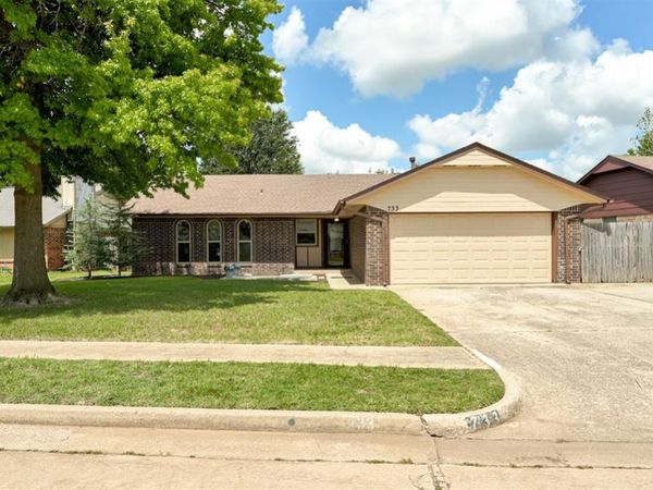 733 N Robinson Avenue, Moore, OK 73170