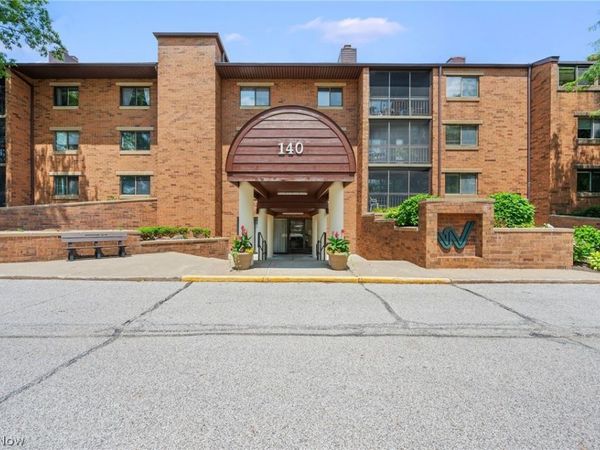 140 Fox Hollow Drive, Unit 203C, Mayfield Heights, OH 44124