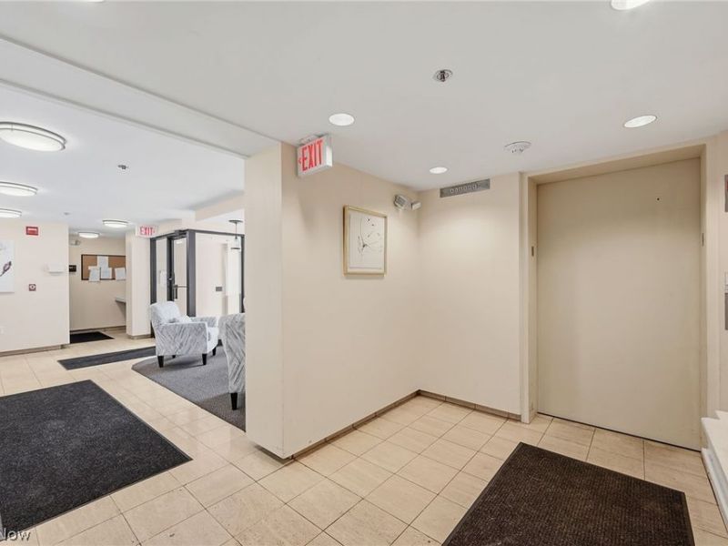 140 Fox Hollow Drive, Unit 203C, Mayfield Heights, OH 44124 Photo 4