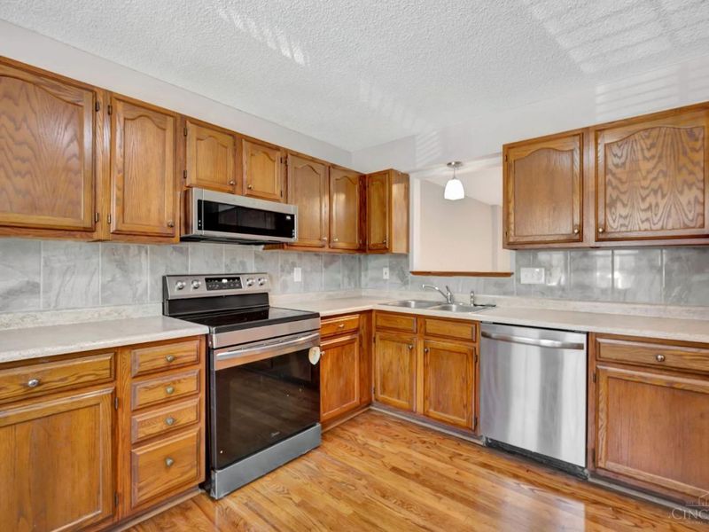 10667 Montgomery Road, Unit 13, Montgomery, OH 45242 Photo 3