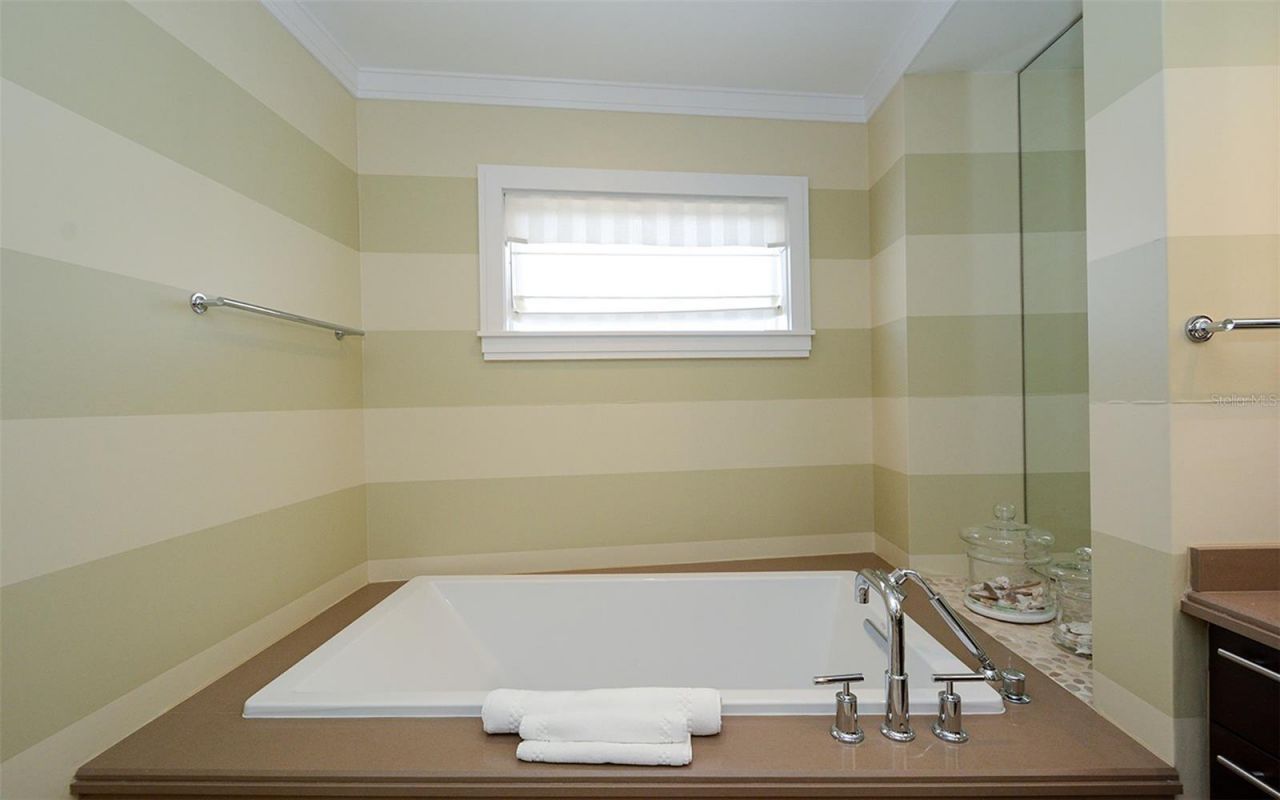 915 Seaside Drive , Unit 613, Weeks, Sarasota, FL 34242 Photo