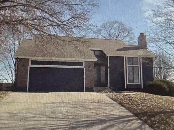 6111 Pine Ridge Road, Parkville, MO 64152