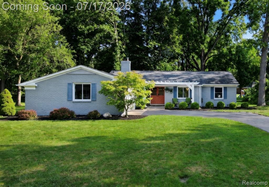 337 Beechview Drive S, Oakland Township, MI 48306 Main Photo