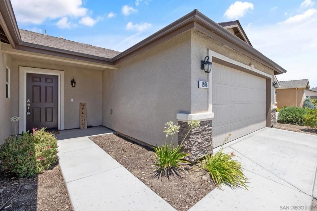 1976 W Ambassador Way, Hanford, CA 93230 Main Photo