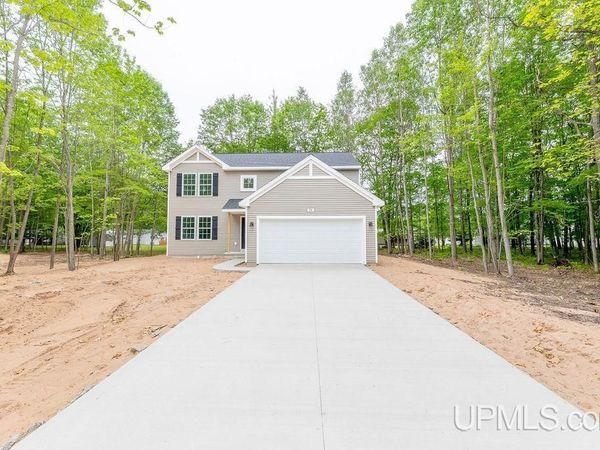 79 Royal Oak Drive, Gladstone, MI 49837