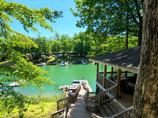 208 Munsons RD , Penhook, VA 24137
