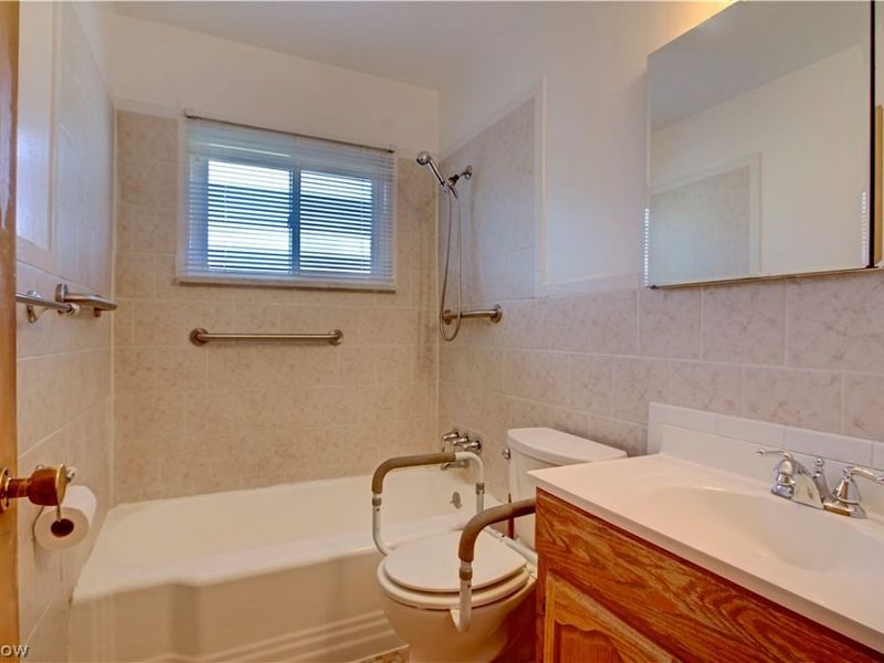 1679 Chelmsford Road, Mayfield Heights, OH 44124 Photo 16