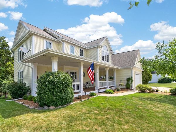 695 Summer Creek ROAD, Oconomowoc, WI 53066