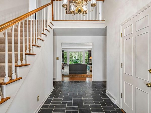 937 W Shaker CIRCLE, Mequon, WI 53092
