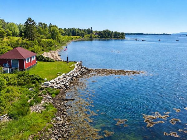193 S Wharf Road , Brooksville, ME 04617