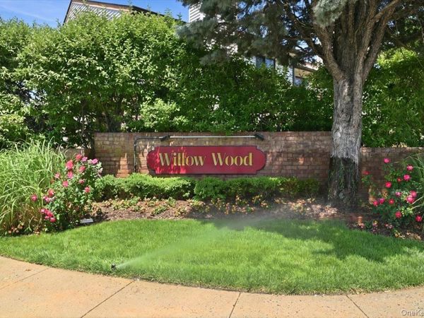 16 Balsam Court , Wantagh, NY 11793