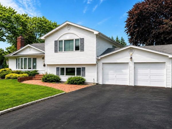 201 Wampum Lane , West Islip, NY 11795