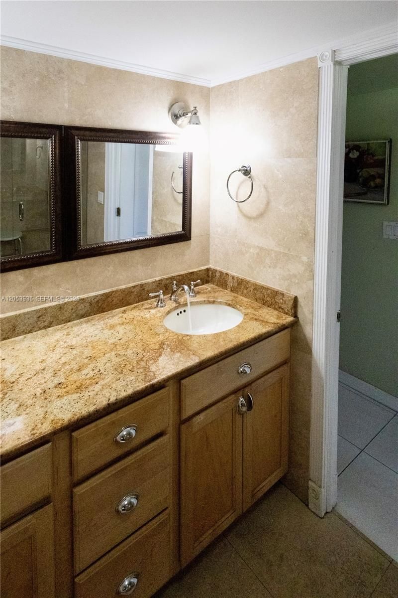 2555 Collins Ave , Unit 308, Miami Beach, FL 33140 Photo