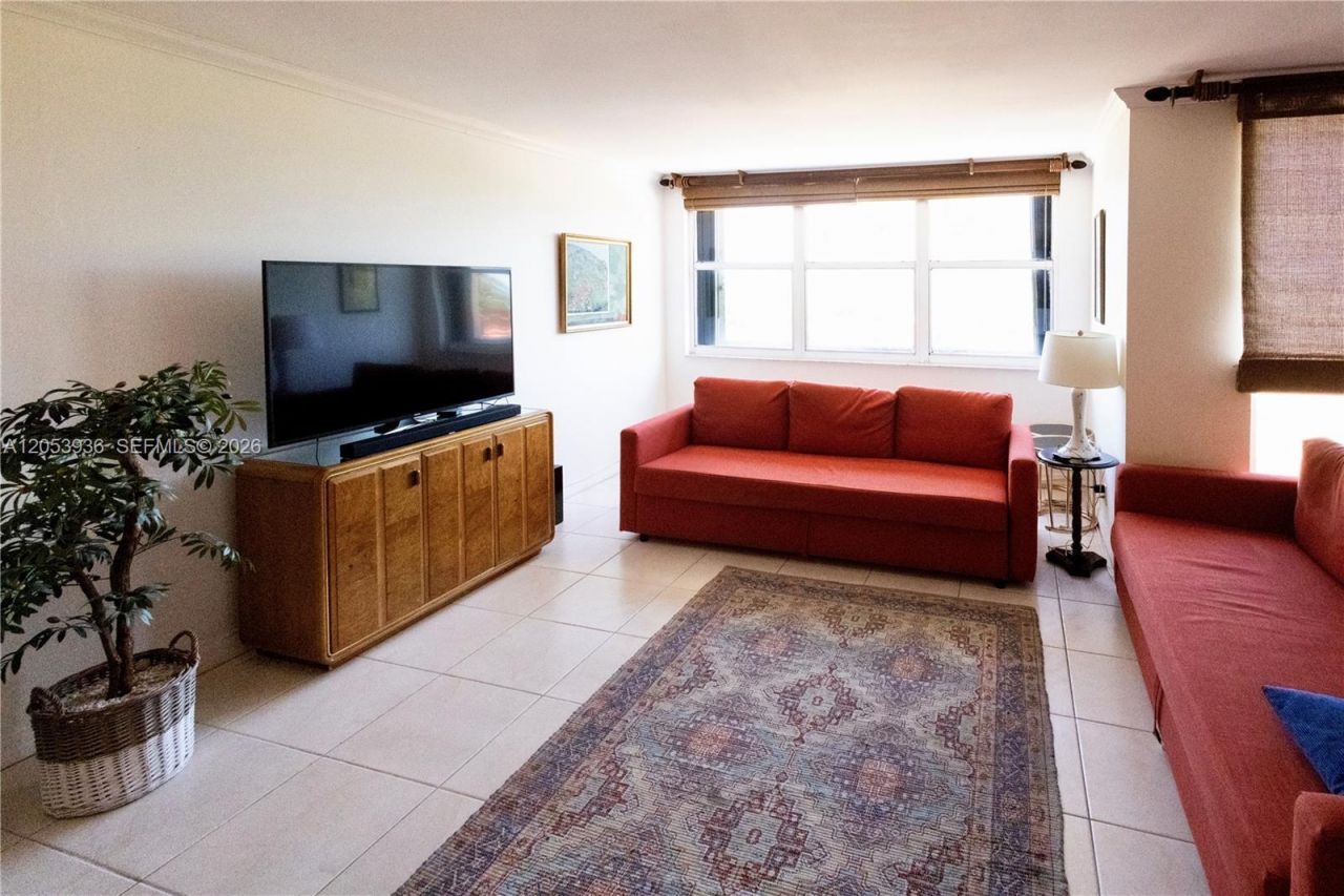 2555 Collins Ave , Unit 308, Miami Beach, FL 33140 Photo