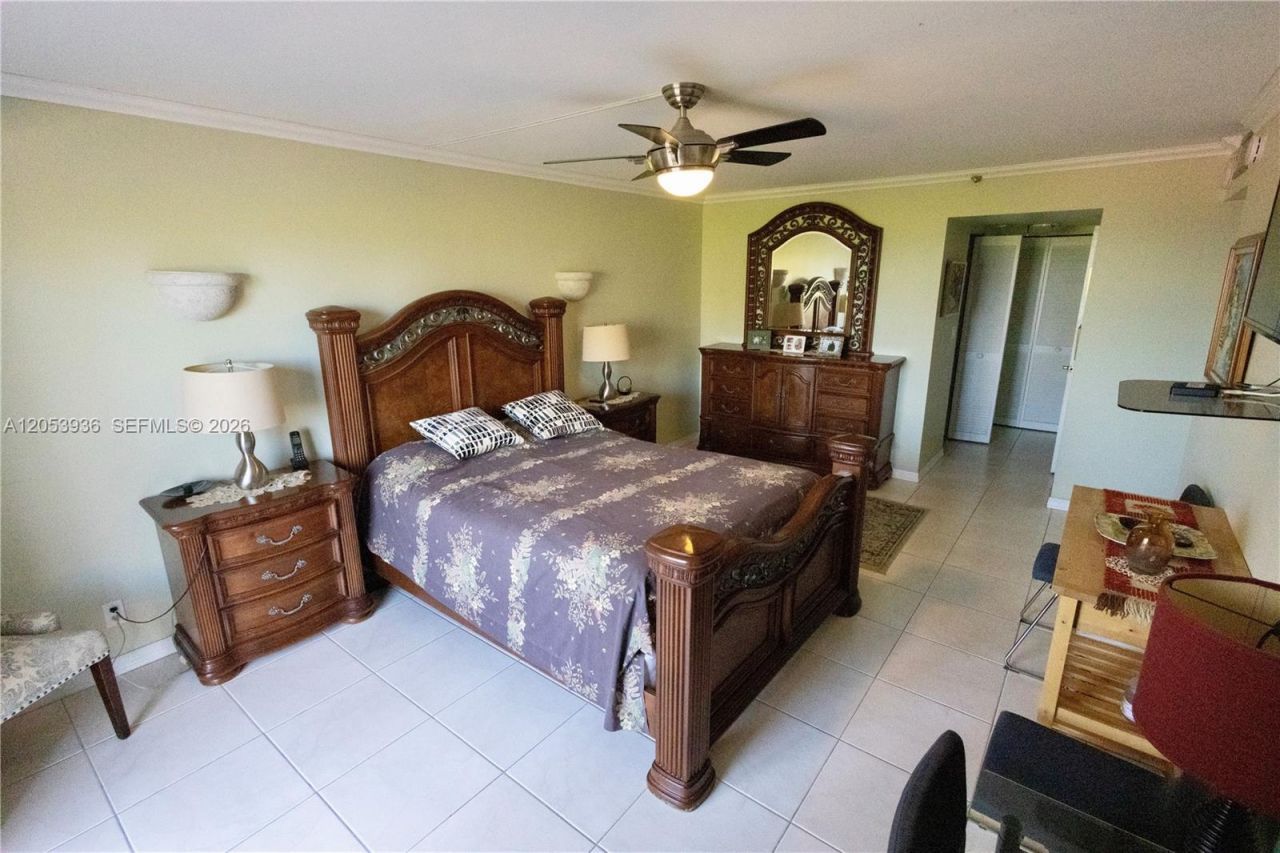 2555 Collins Ave , Unit 308, Miami Beach, FL 33140 Photo