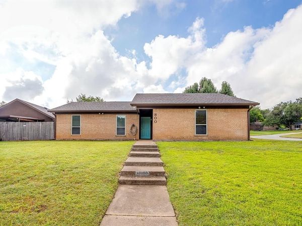 800 Poe Street , Azle, TX 76020