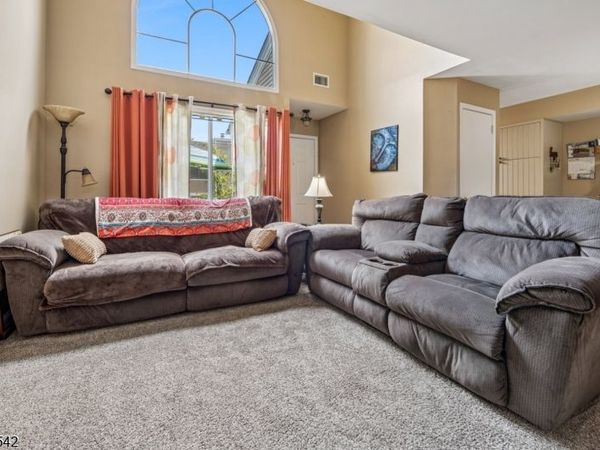 92 Ashley Ct, Bedminster, NJ 07921
