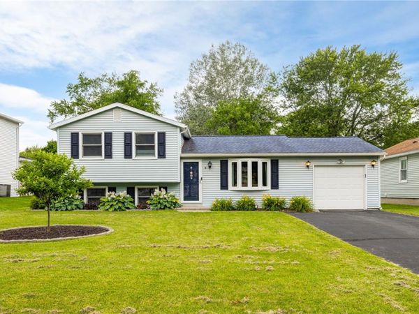 7 Village Trail, Spencerport, NY 14559