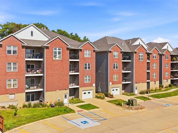 1092 Walnut Ave, Unit 205, Riverside, IA 52327