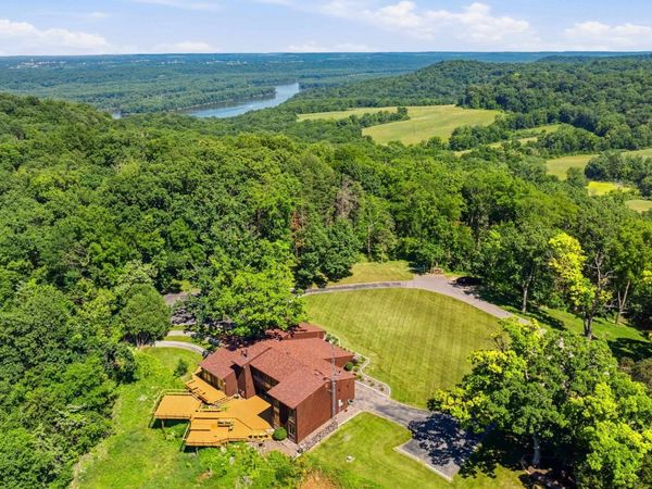 3485 Echo Hills Drive Drive, Dubuque, IA 52003