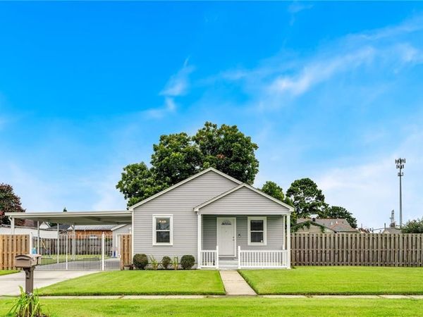 7 W CHALMETTE Circle , Chalmette, LA 70043