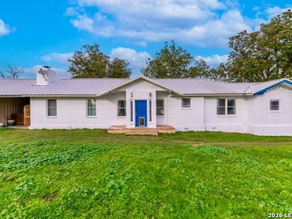 2702 BLUE CREEK RD, La Vernia, TX 78121
