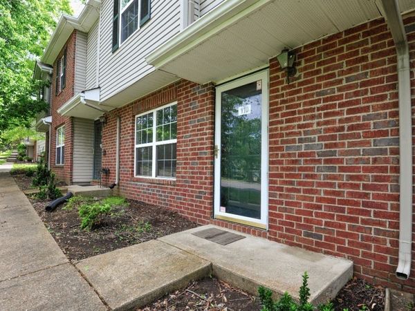 110 Waterview Dr , Hendersonville, TN 37075
