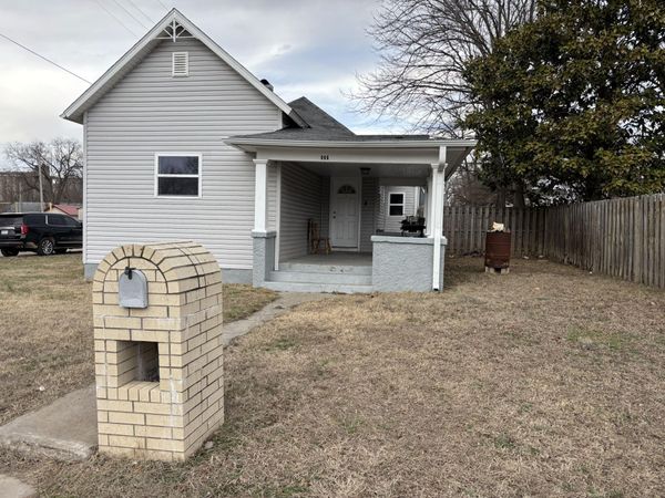 141 W College Street , Aurora, MO 65605