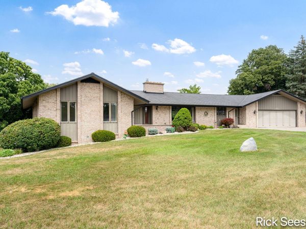 7290 Wingeier Avenue SE, Alto, MI 49302