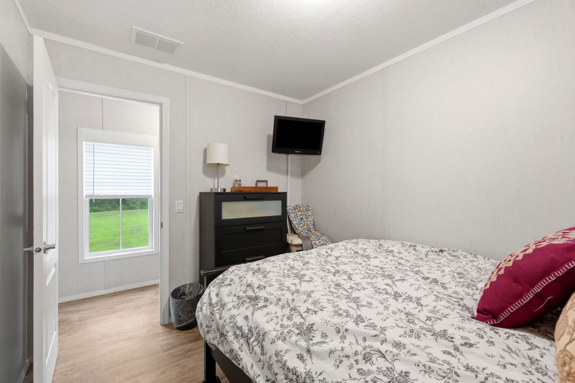 370 Edison Circle  Photo 7