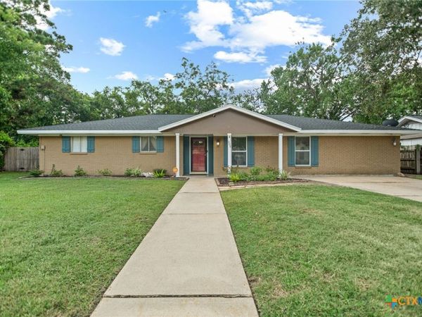 305 W Division Street, Edna, TX 77957