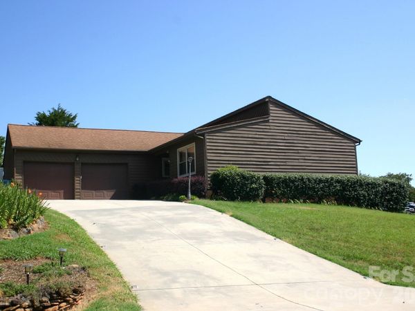1647 Woodridge Circle , Hickory, NC 28602
